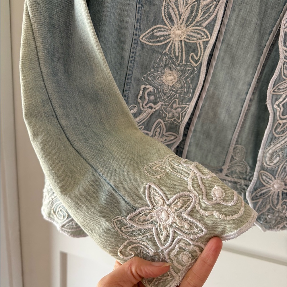 Vintage Chico's Light Blue Jean Jacket with White Floral Embroidery - Picture 5 of 8